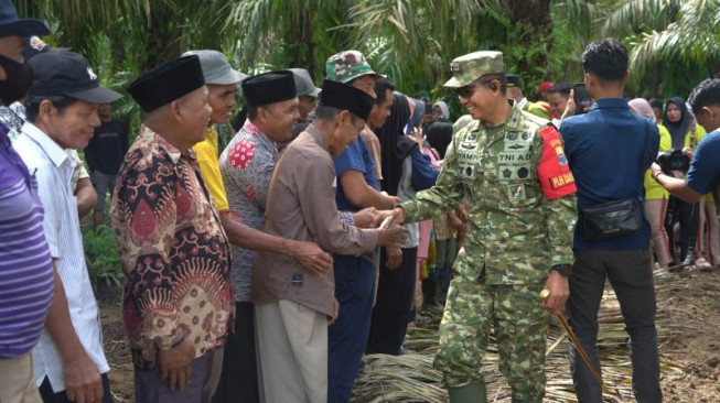 Pacu Progres Cetak Sawah Rakyat Desa Sungai Rambai, Danrem Garuda Putih Cek Langsung Pembukaan Lahan